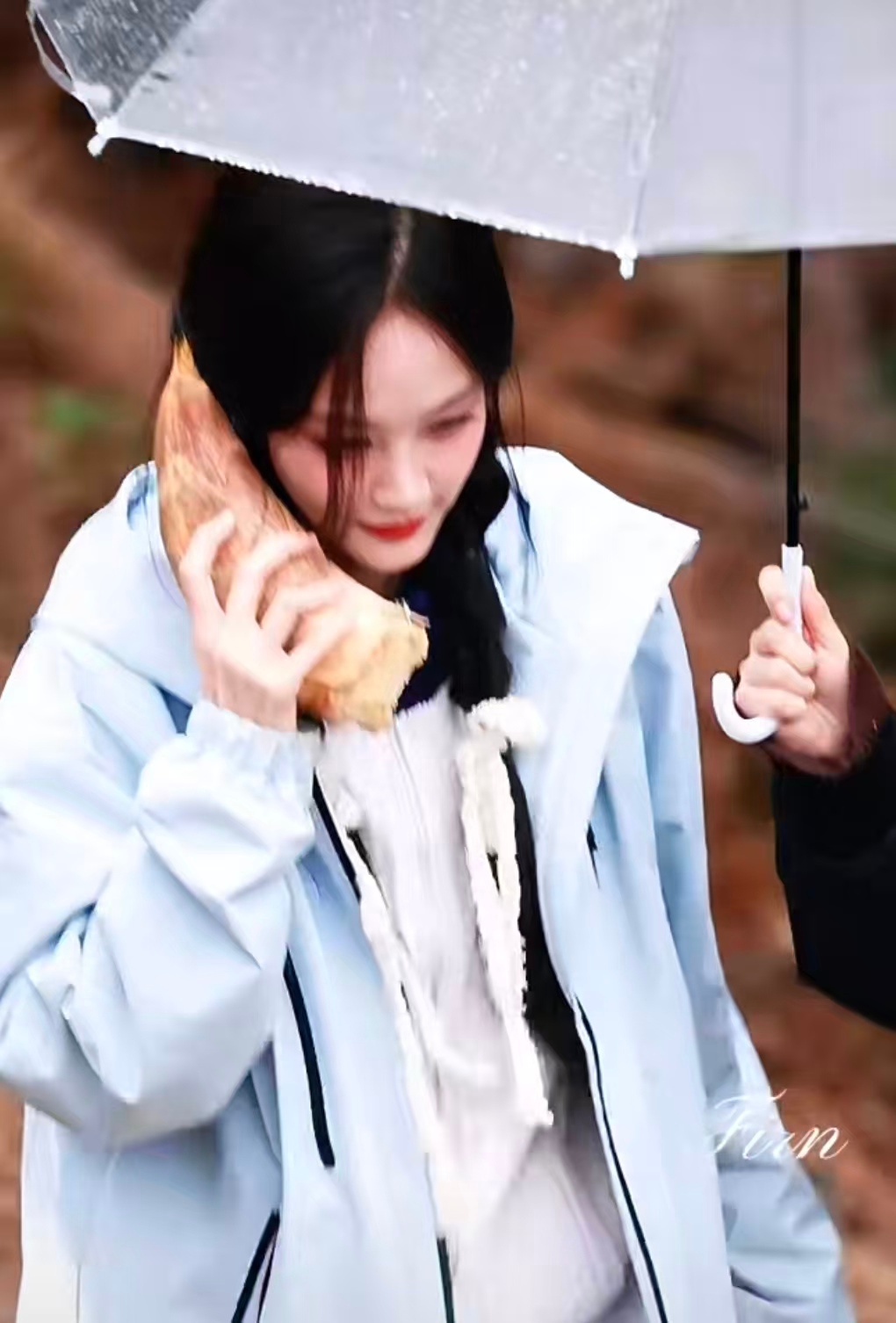 李一桐 种地吧来新人了李一桐种地吧来新人了，在团综挖笋的萌萌小兔，拿着小铲子都能