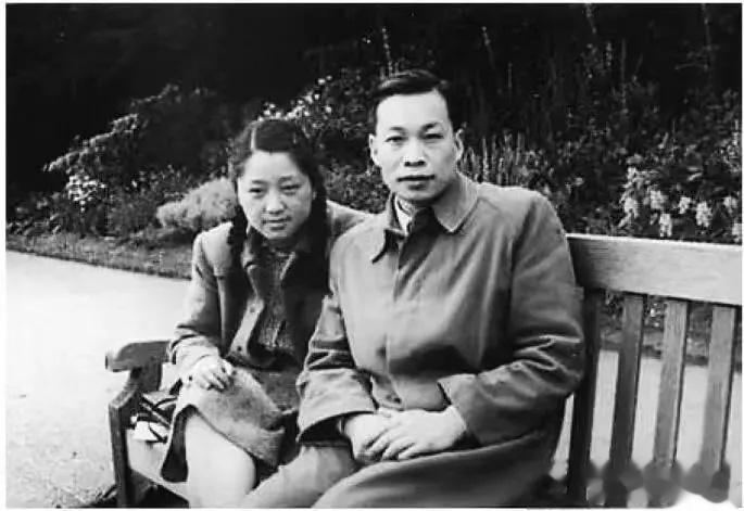 照片中的这对年轻夫妇被誉为“中国的居里夫妇”，他们就是著名核物理学家钱三强、何泽