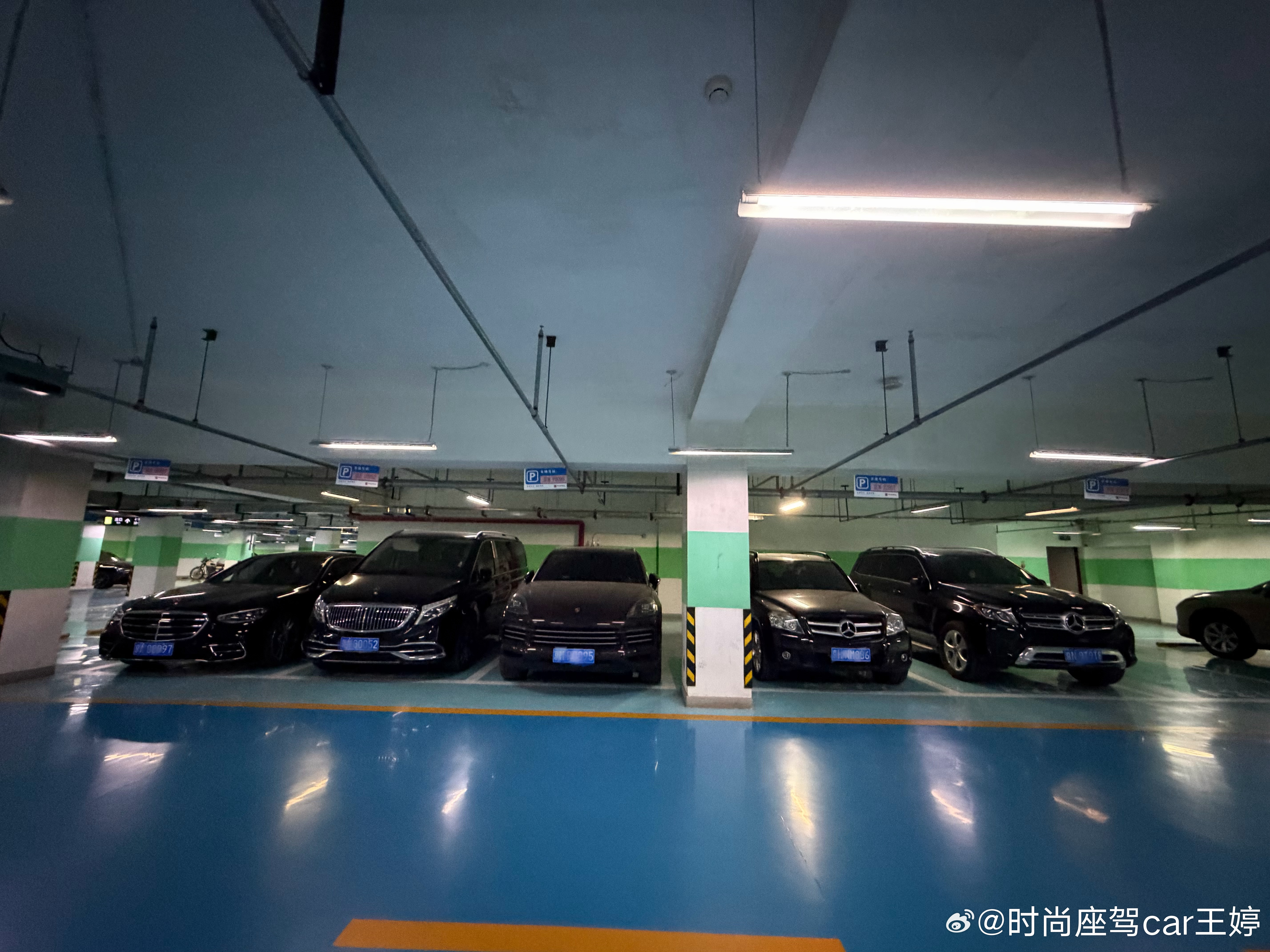 家楼下地库走一圈，趁着手机电量耗尽前拍了几张，还是老舅们居多，尤其越到别墅区老舅