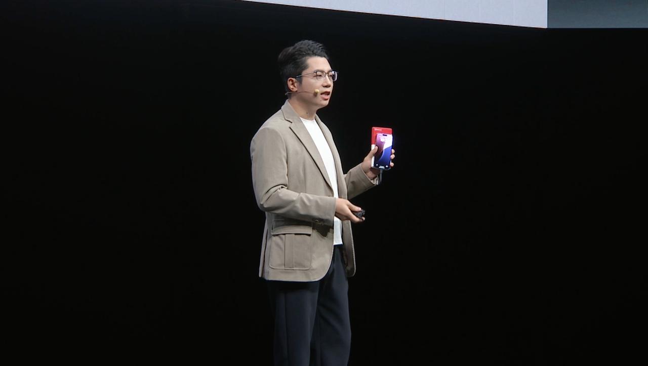 发布会这个设计真的要加鸡腿哈哈哈哈。
门口的充电宝居然是一加Turbo6伪装的，