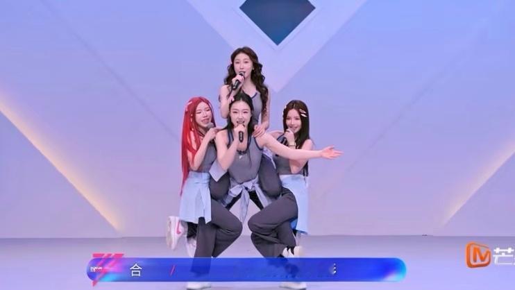 演员管乐管乐一个人扛三个姐姐管乐一个人扛起三个人 管乐底盘好稳直接一个人扛三个姐