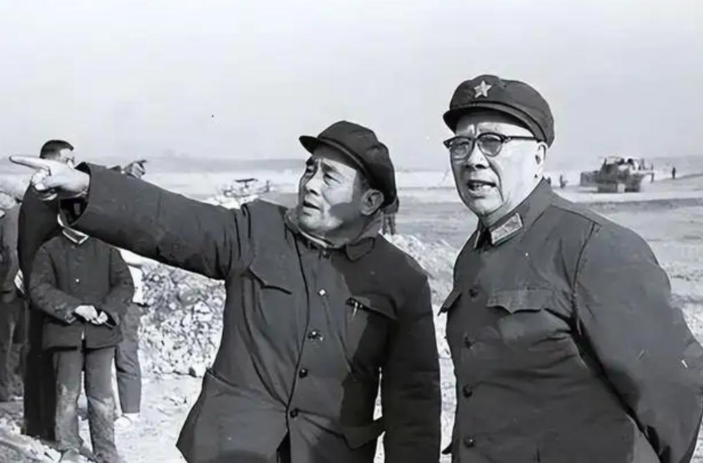 “我不就是现成的嘛！”参谋长让张双群给陈再道介绍对象，张双群一照镜子，扑哧一声笑