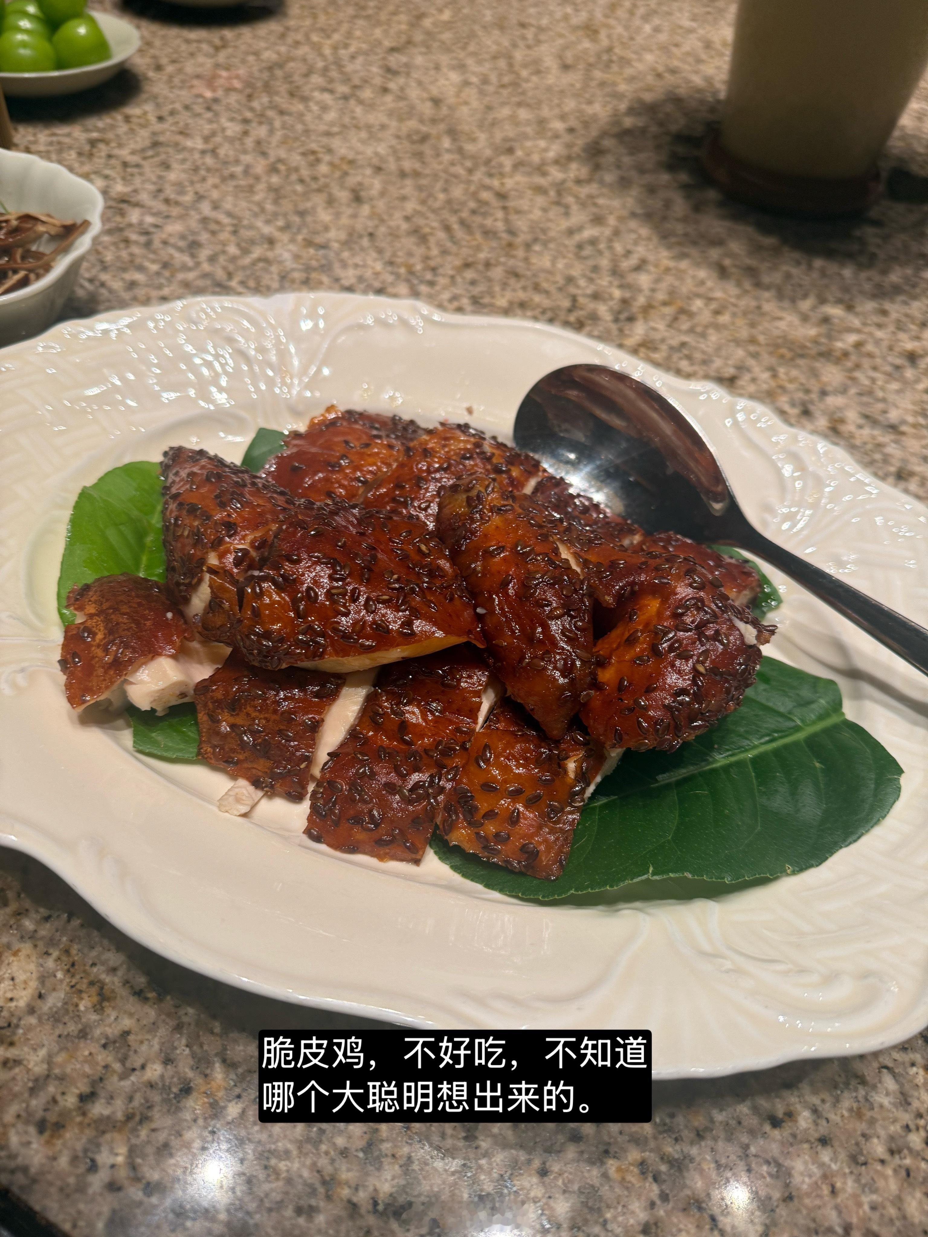 感觉兴旺生意不太行了，证据是送的鱼肚不咋新鲜，鸡也不好吃，点了个菠萝包明天不是当