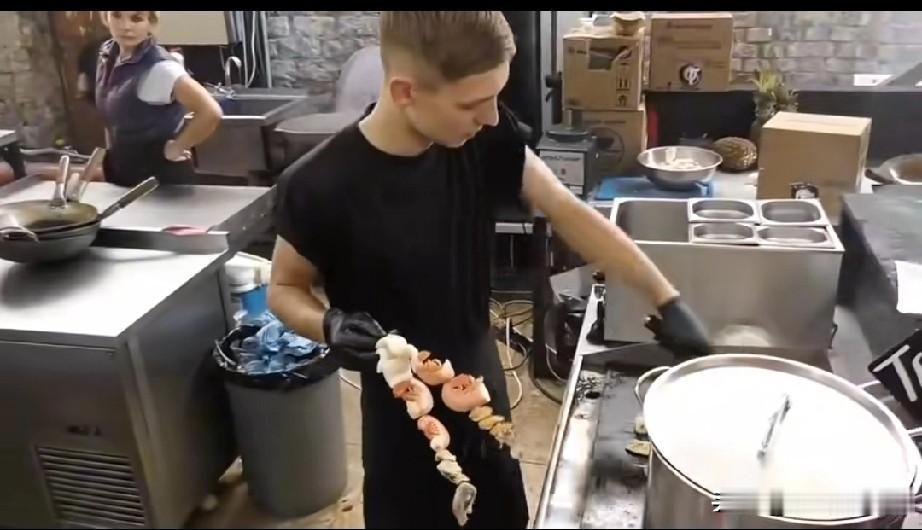 中国式的摆摊火遍了国外，老外也出来摆摊了，结果海外市场日入斗金啊。强烈建议尽早把