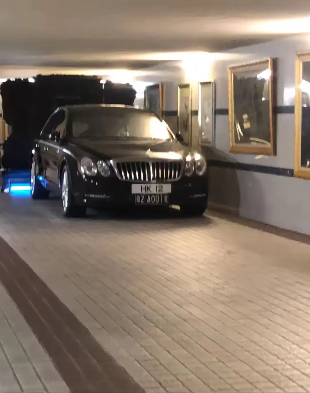 香港Hk12 配上迈巴赫57s  坐这车一般茅台不用自己买