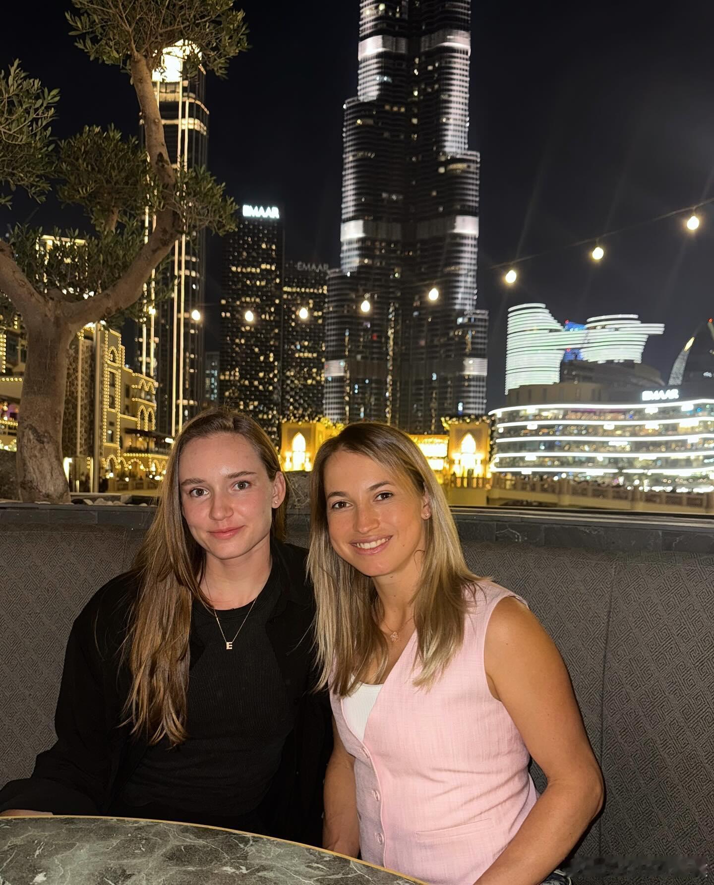 莱巴金娜和普汀塞娃关系不错啊，一起在迪拜聚餐！这对好姐妹起个名字，应该叫？热点现