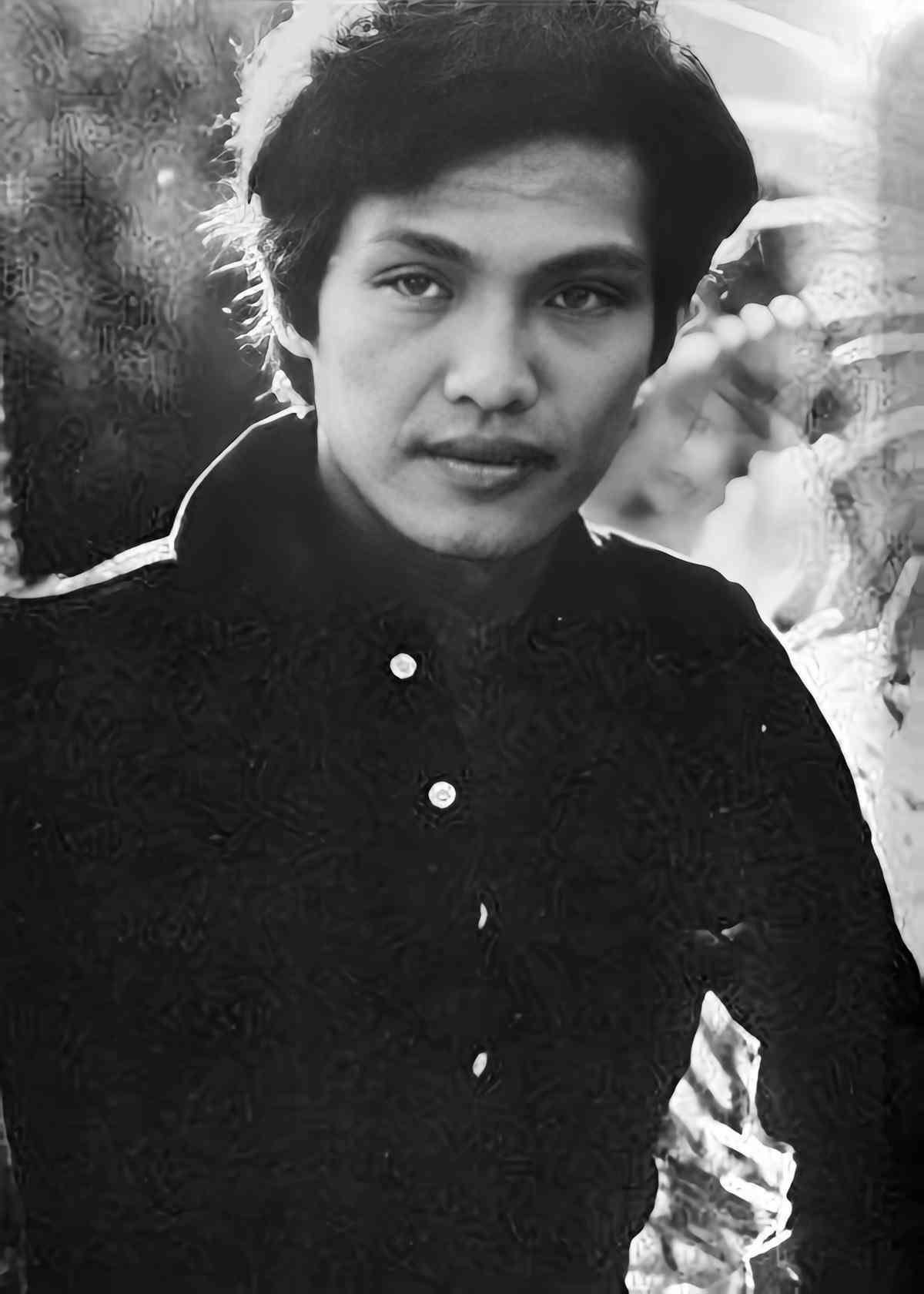 王钟，原名姜佩君，1947年生于上海，成长于香港，香港知名演员、导演，为张彻张家