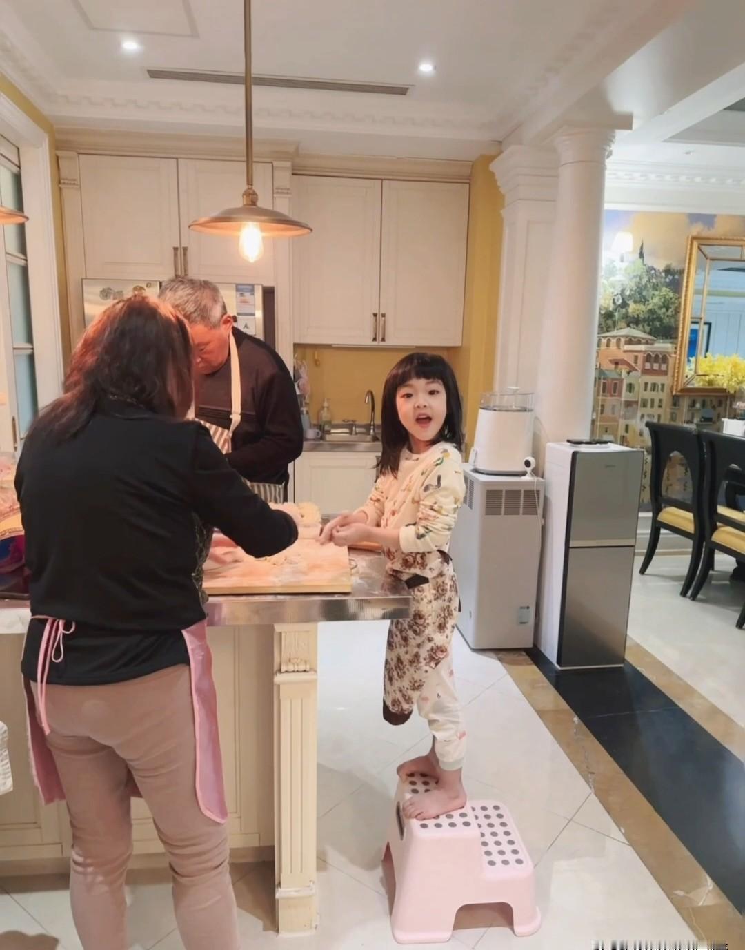 谁敢信这是“力王”樊少皇家的娃？
咱们还在发愁孩子只会玩手机，贾晓晨直接晒出了豪