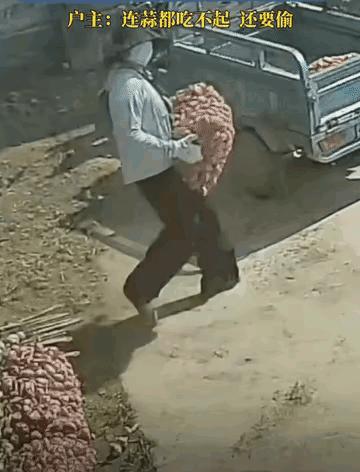 "胆子太大了！"近日，江苏一农户把蒜堆自家门口晾晒，一女子提前踩好点后骑三轮车上