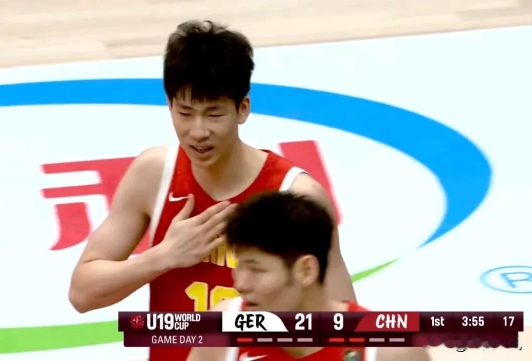 中国U19男篮迎战强敌德国队！首节落后16分，次节追至3分泄气！半场比赛结束德国
