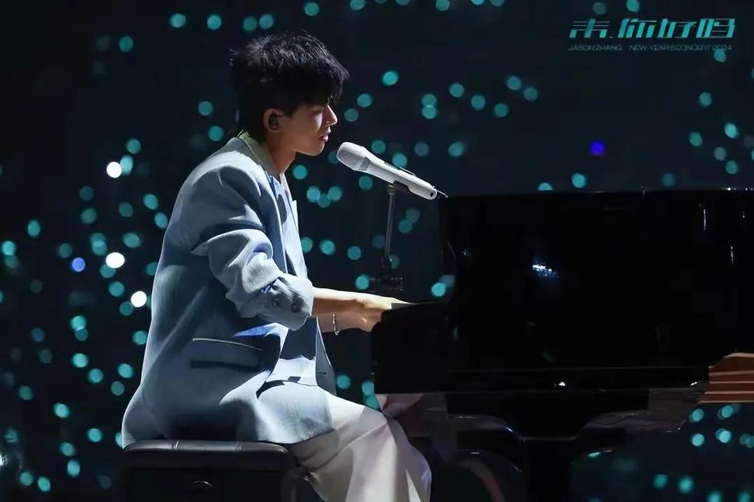 “张杰一人挑战所有卫视”的梗源于一段张杰在《我是歌手》舞台上演唱的视频。在视频中