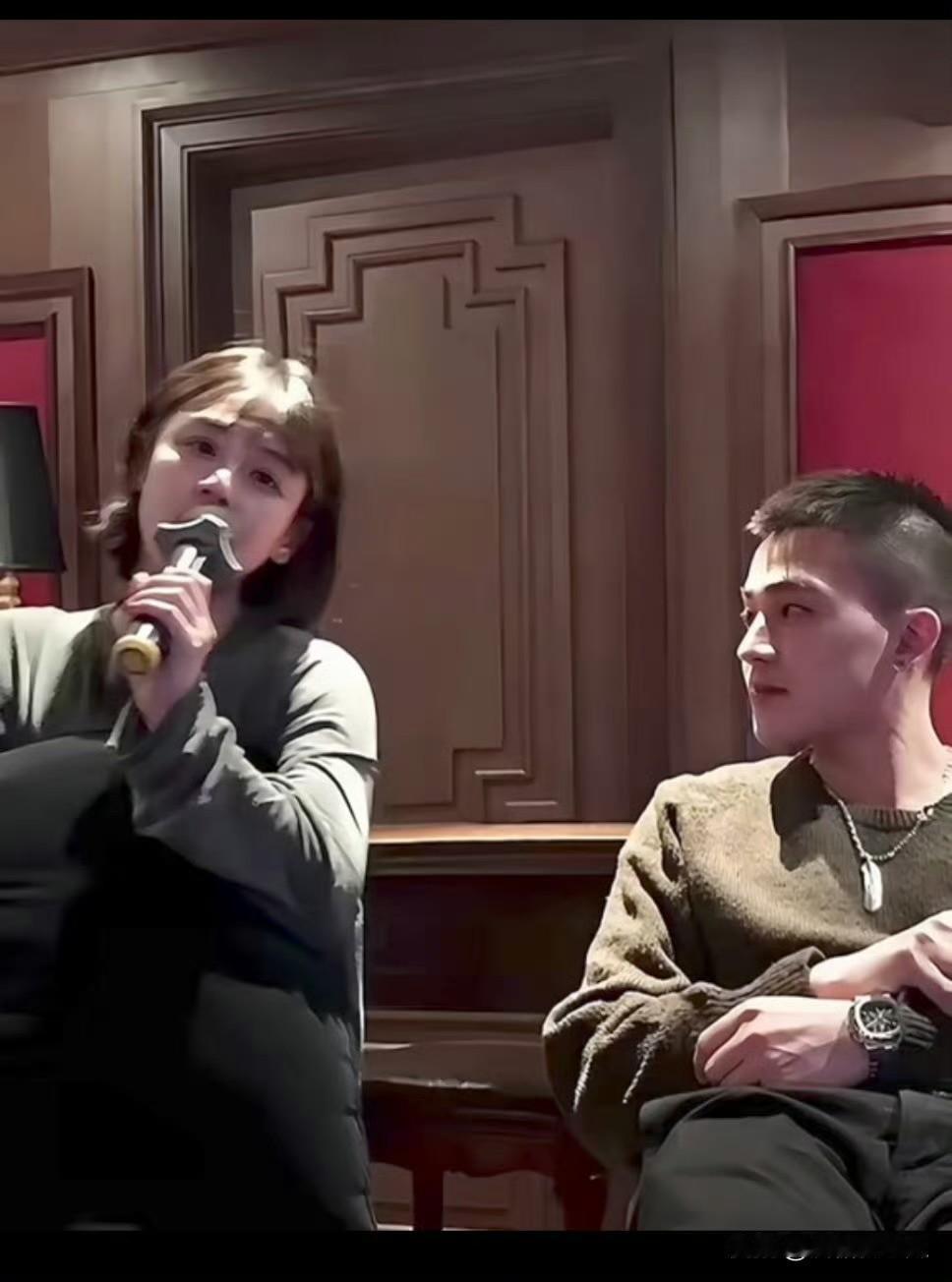 看到这张图片
我才知道欧豪为什么封心锁爱了
如果不是门户观念，他俩估计早就开花结