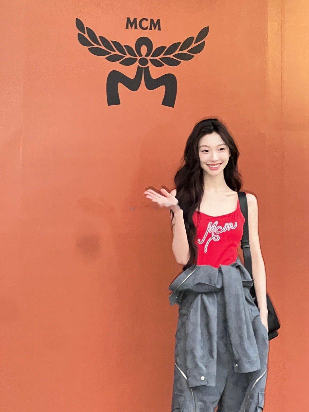 易梦玲首尔机能风辣妹穿搭太吸睛，红色背心的搭配看起来是气血充足的美少女！易梦玲首