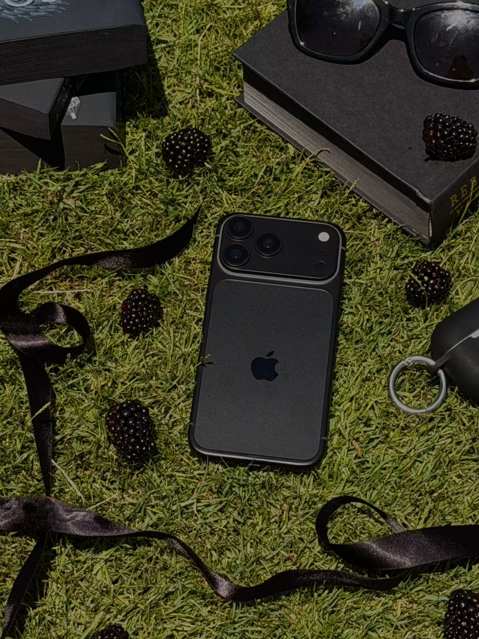 看到一组iPhone 18 Pro Max的机模图，深樱桃色看着挺高级的，偏深酒