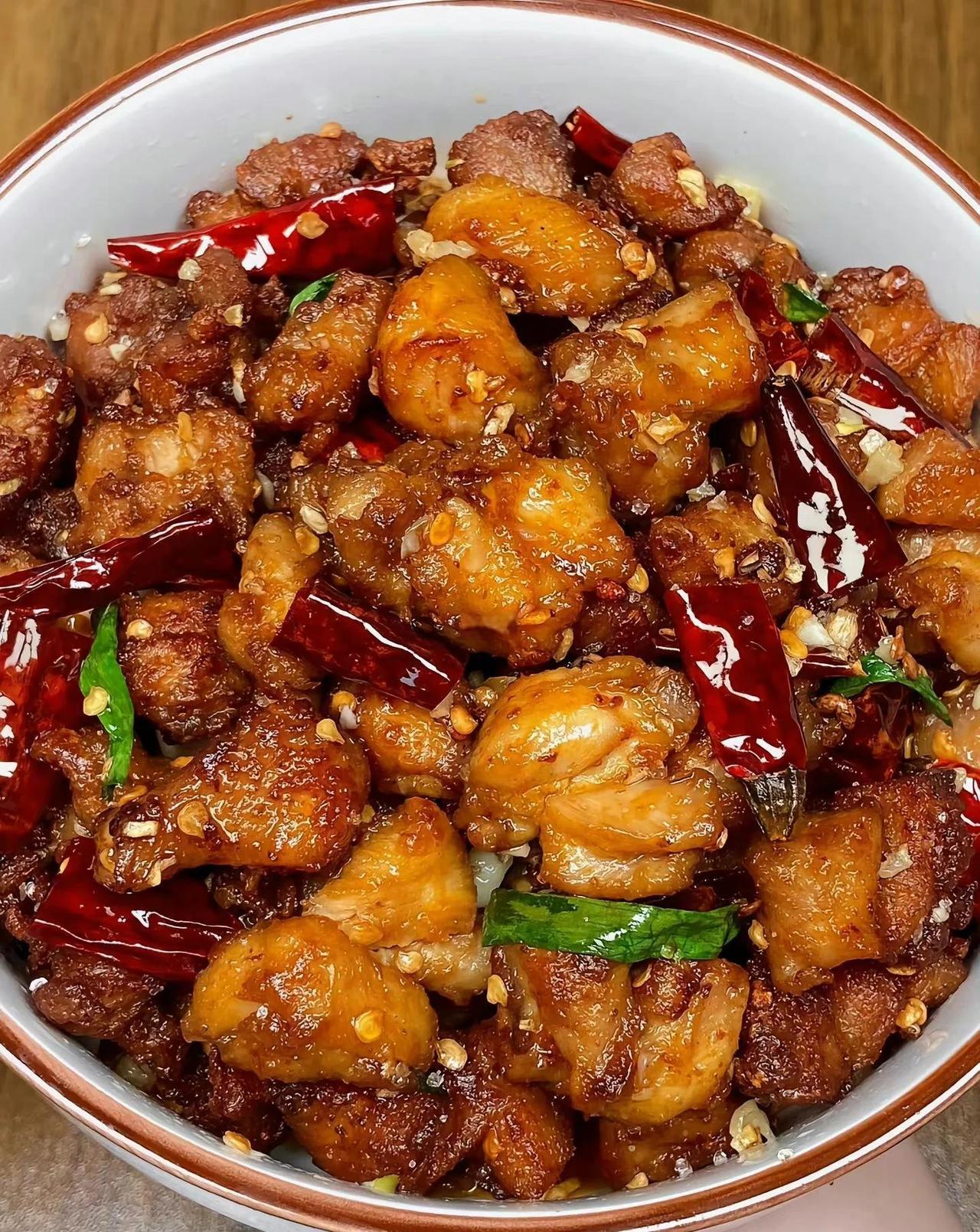 鸡肉最常见的十种做法，你最爱哪种呢？
 
1. 白切鸡（浸煮）
粤菜招牌，整鸡温