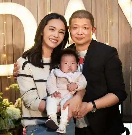 姚晨和前夫离婚后，关系依然很融洽。
 
8月25日，有八卦媒体拍到姚晨和前夫曹郁