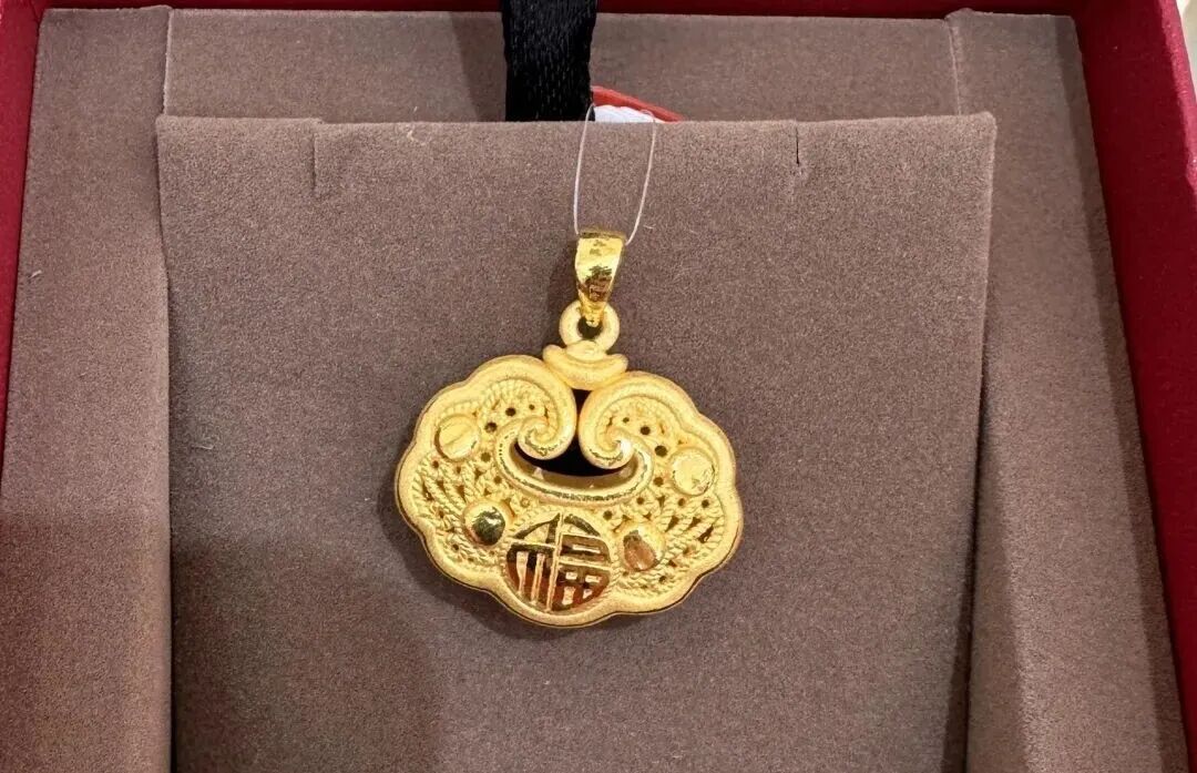 家中黄金首饰不翼而飞，厨房台面上的脚印让她对男友起了疑心