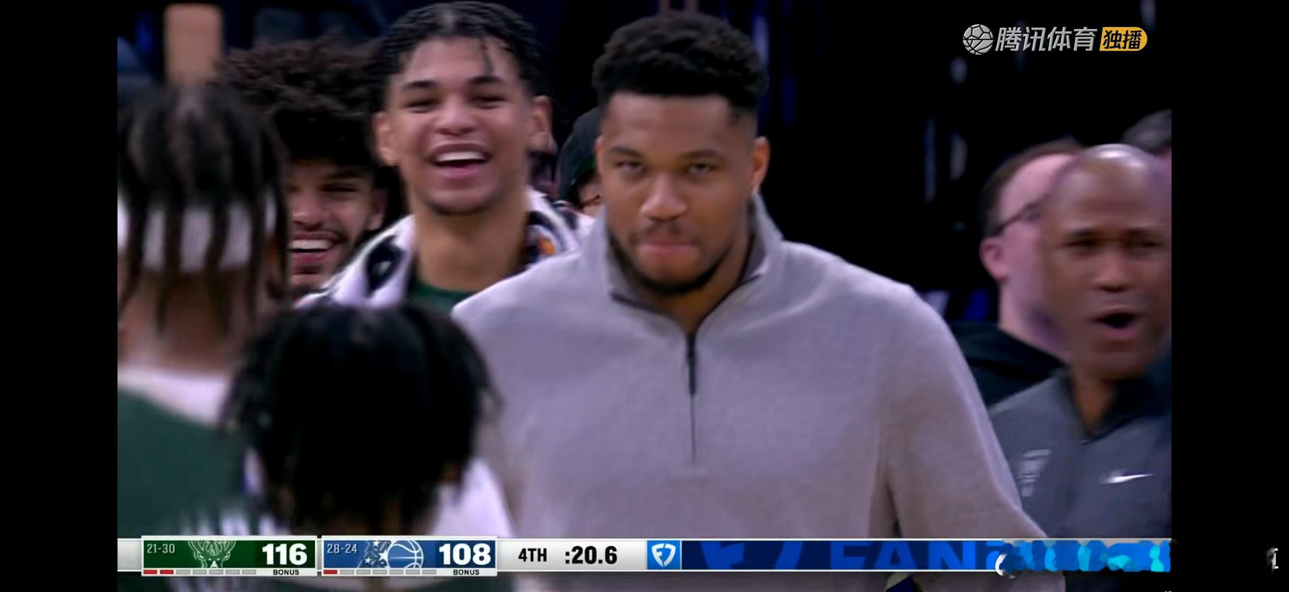 字母哥看小火车这眼神儿怎么色眯眯的，老流氓似的 