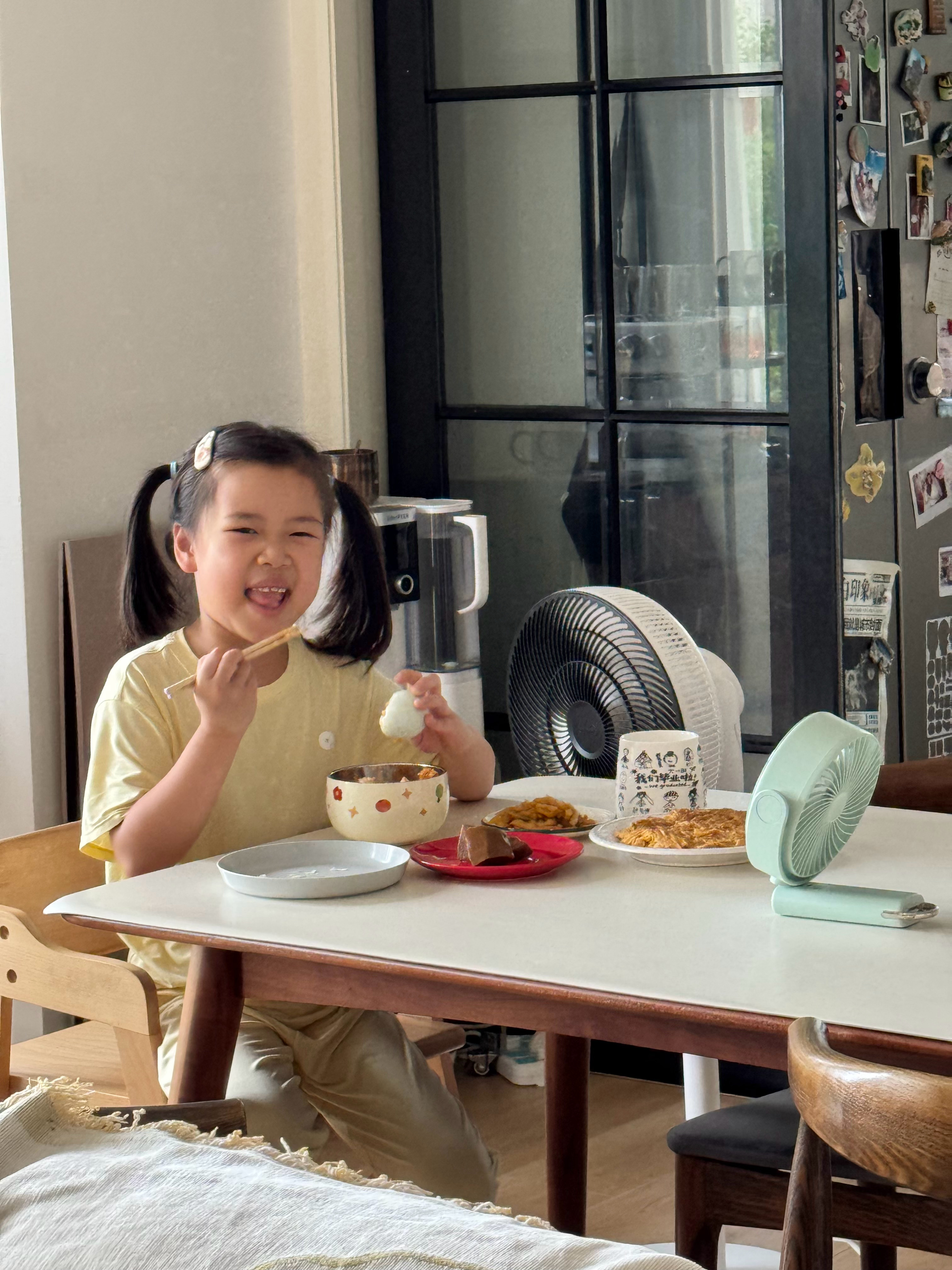预备小学生的暑假早晨睡到自然醒，洗漱完饭还有点烫就自觉去做作业了作业写完吃早午饭