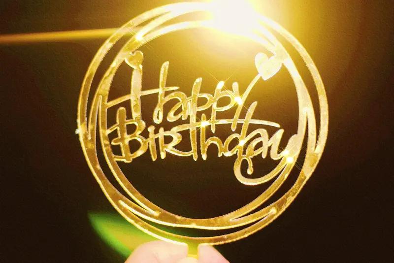 朋友生日，祝福语可不能随便说。要是关系铁的损友，就来个搞笑版的：“祝你新的一岁，