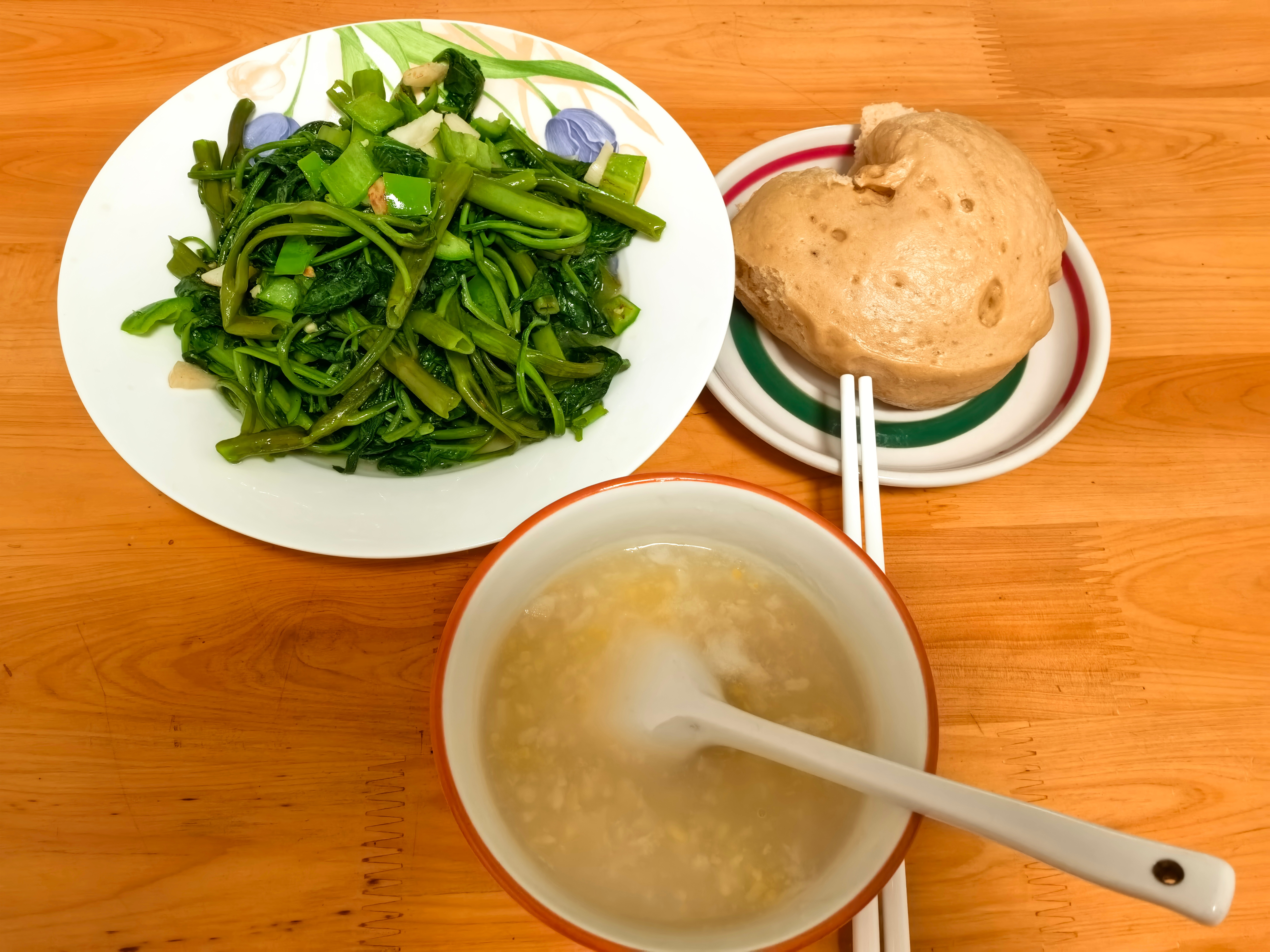 今天蒸了红糖馒头，一发，还是挺好吃的。 ​​​