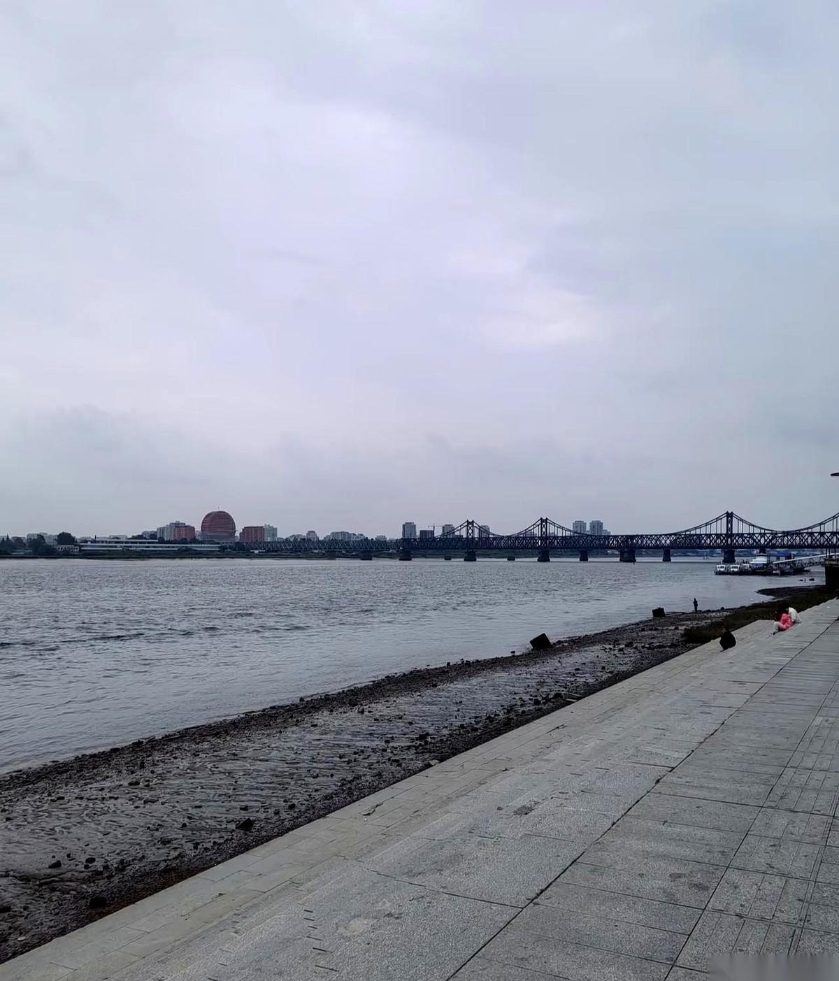 哗啦一声，晚上六点，街角的定制蛋糕店准时拉下卷帘门。那个从小考试垫底、高考只够上