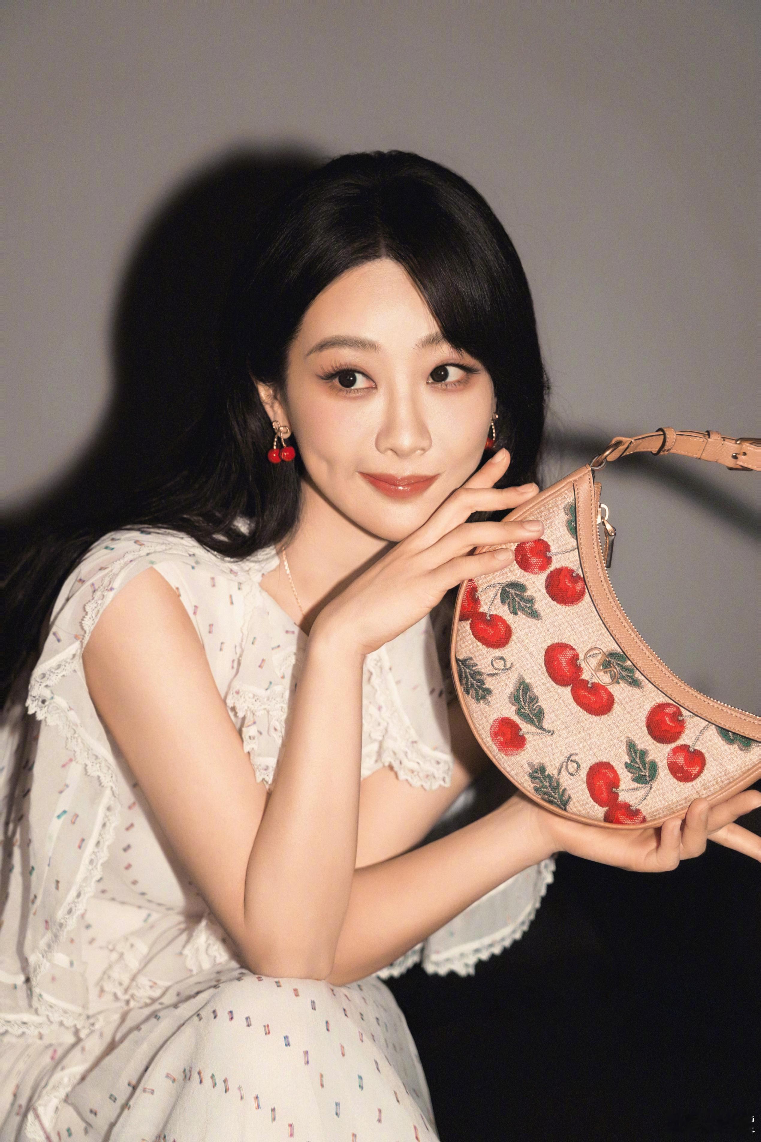 杨紫一年开拍三部戏杨紫在复制粘贴的时代，你是手写的诗