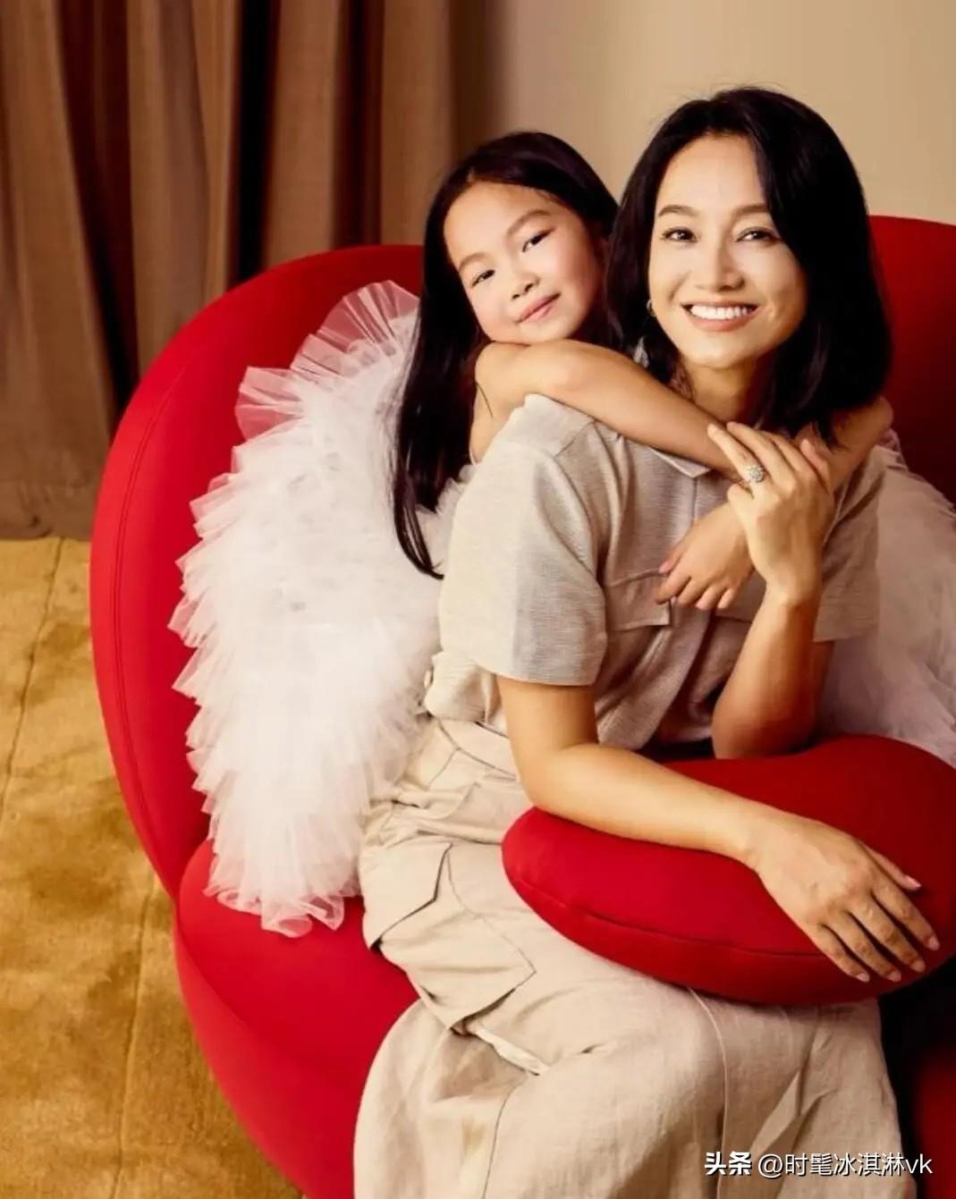 朱丹的女儿设计的沙发在卢浮宫展出，李湘女儿画画得国际大奖，娱乐圈孩子起点好高呀