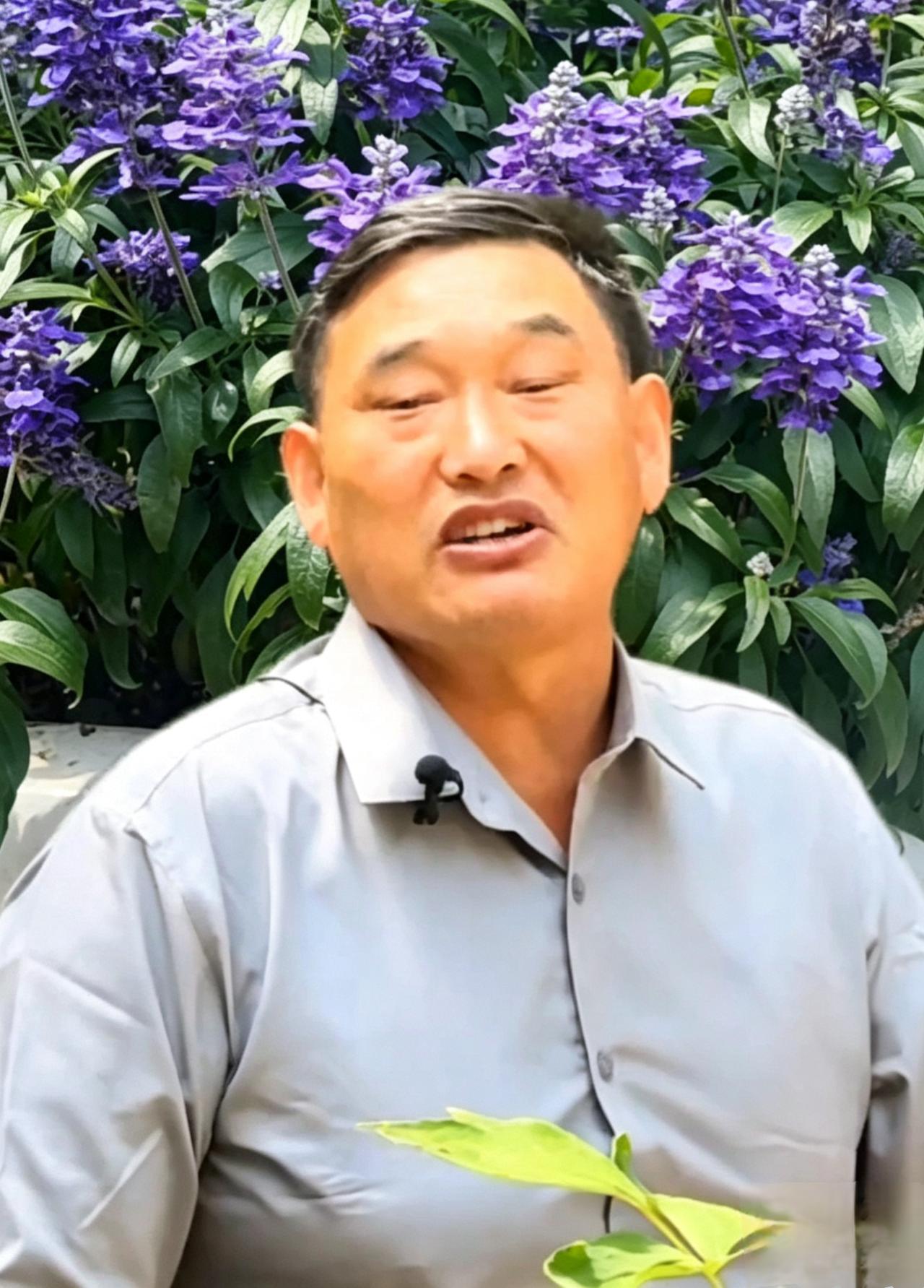 走红十几年的大衣哥称不出名也知足，你如何解读这番话？
 闯荡名利场十几年，始终扎