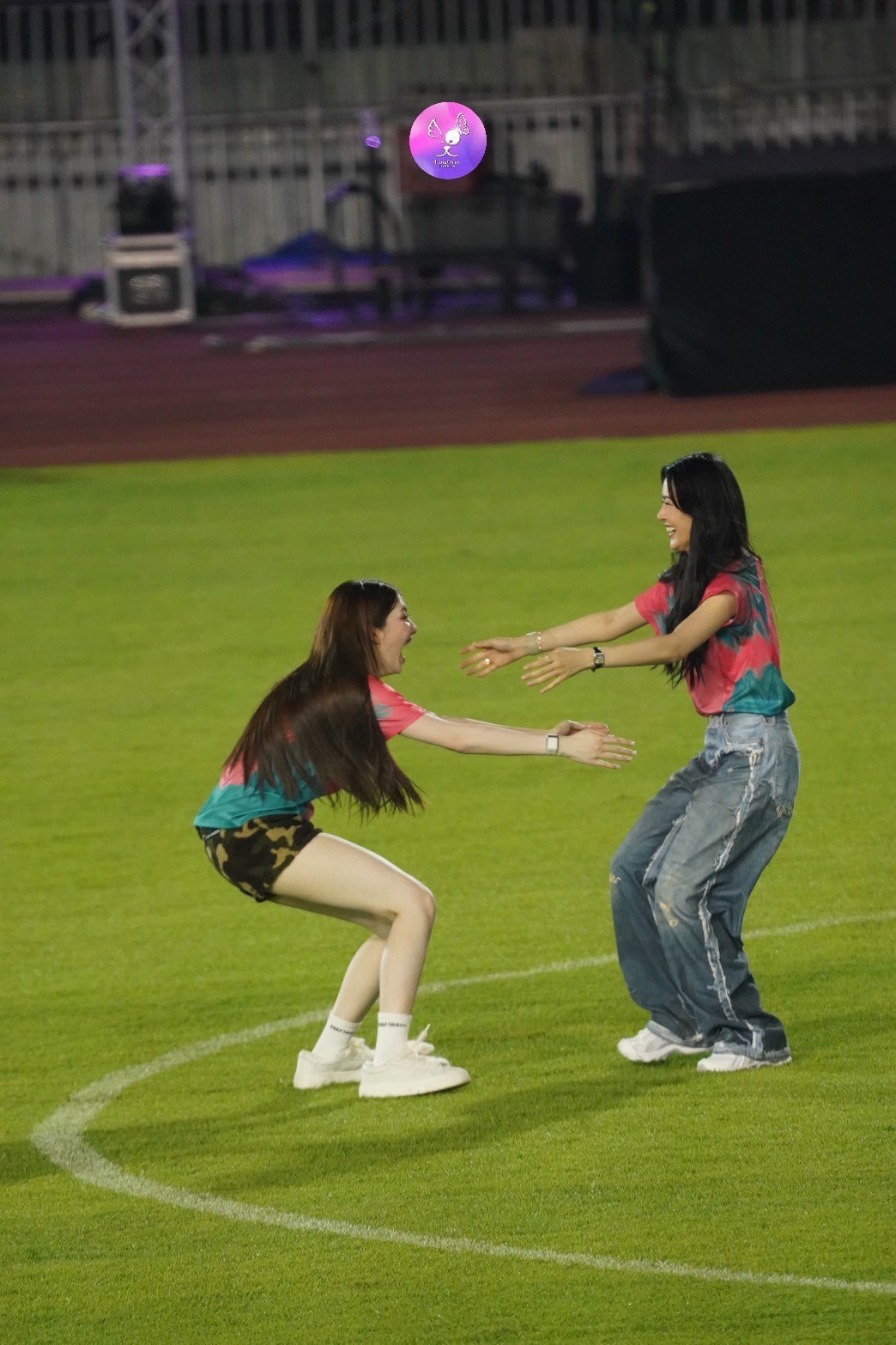 她想跳起来抱的 