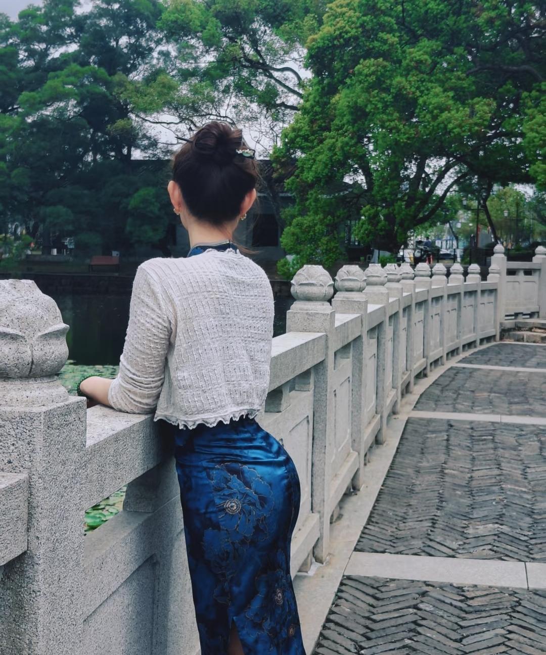 我老婆真的太让我佩服了！
穿裙子从来都不穿安全裤，就一层料子，清清爽爽特自在。