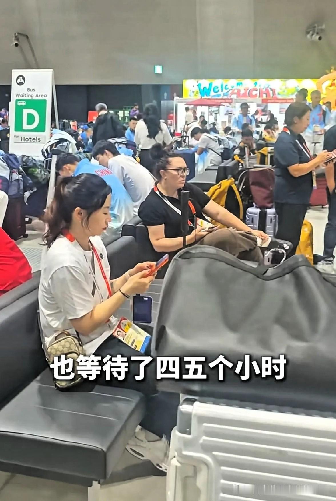 混乱的环境中，莎莎还在做自己的运动。
 
下午日本机场多国运动员滞留，系统查不到