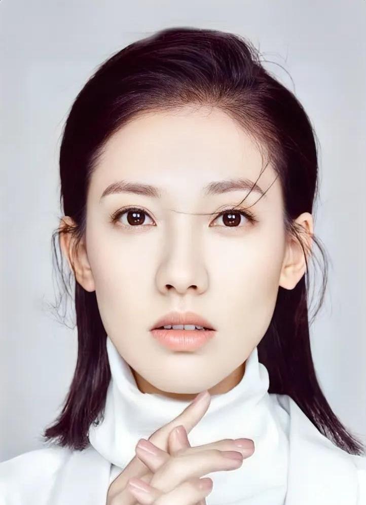 演员马藜在普通家庭中成长的故事引发了关注。

这位辽宁大连姑娘的家中没有显赫背景