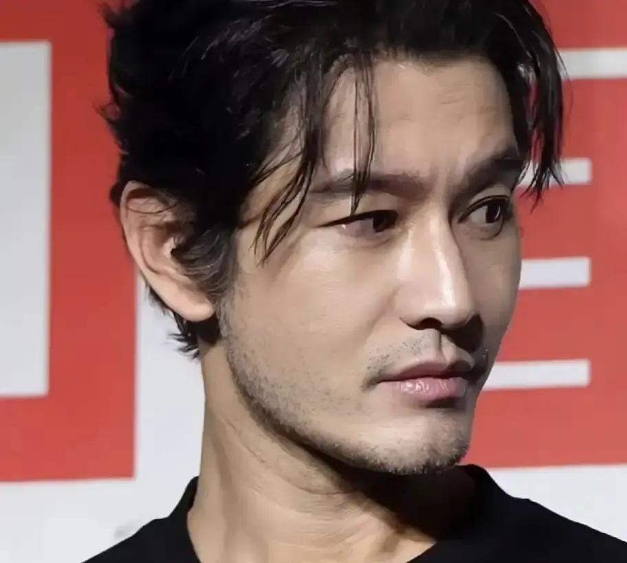 黄晓明和叶珂这对前阵子还黏得跟502似的，现在女方在直播间哭着说奶粉钱得自己挣，