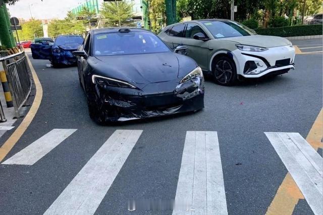 #新能源汽车# 【仰望U6最新路试谍照曝光，采用四门轿跑布局】近日，网上曝光了一