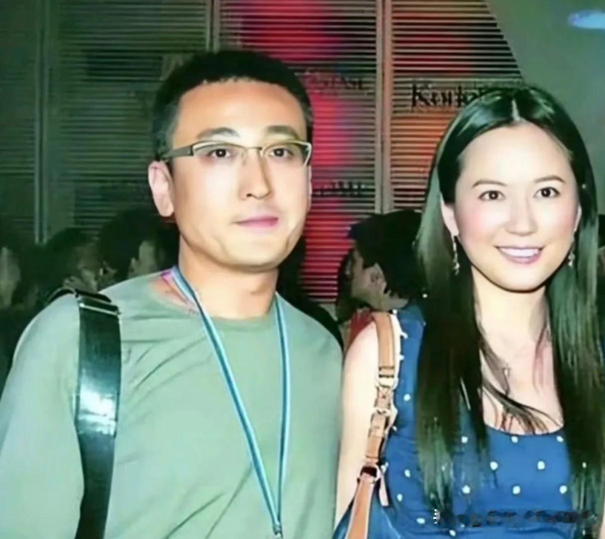 早上听窦文涛、俞飞鸿、冯唐在“三人行”的节目里聊天，三个大龄单身男女聊感情和婚姻