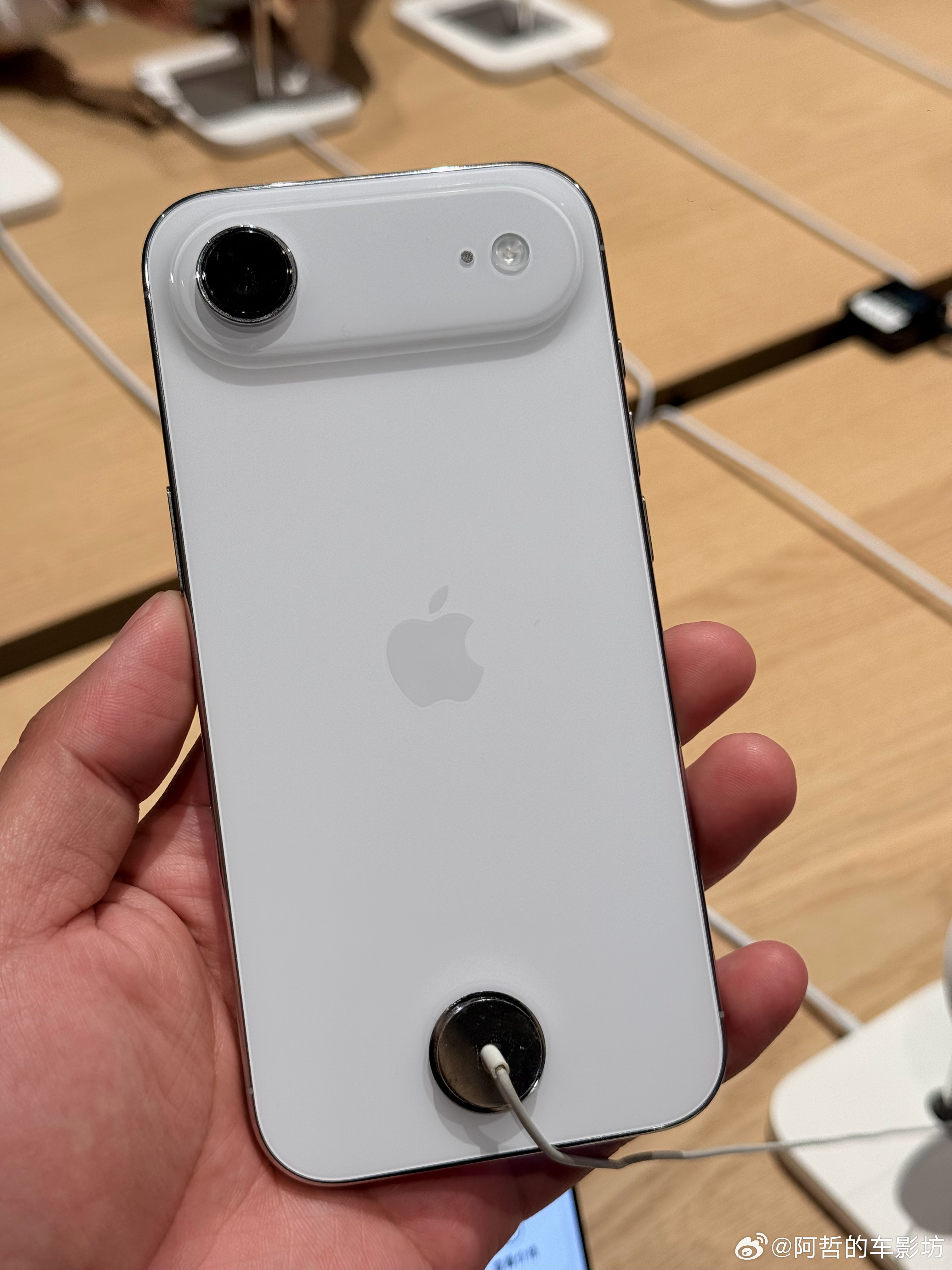 昨天去Apple Store看了IPhone 17Air手感是真的很绝很薄！很轻