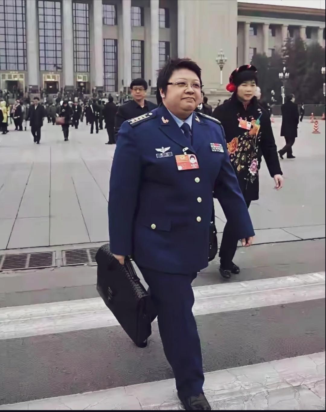 韩红穿上这套制服昂首挺胸，步伐豪迈，目光坚韧，有大将军的派头。