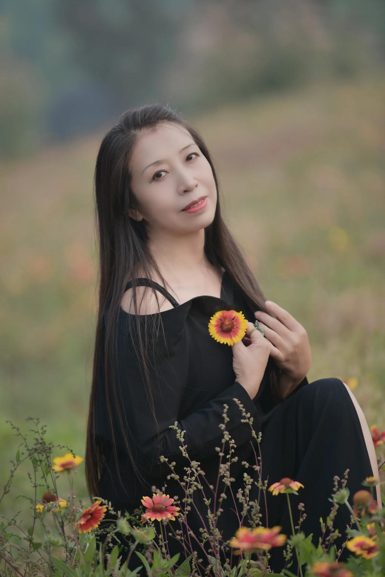 金秋时节，植物园内的小黄花依然美丽！#公园里邂逅之美# #花丛里呆着美# #秋日