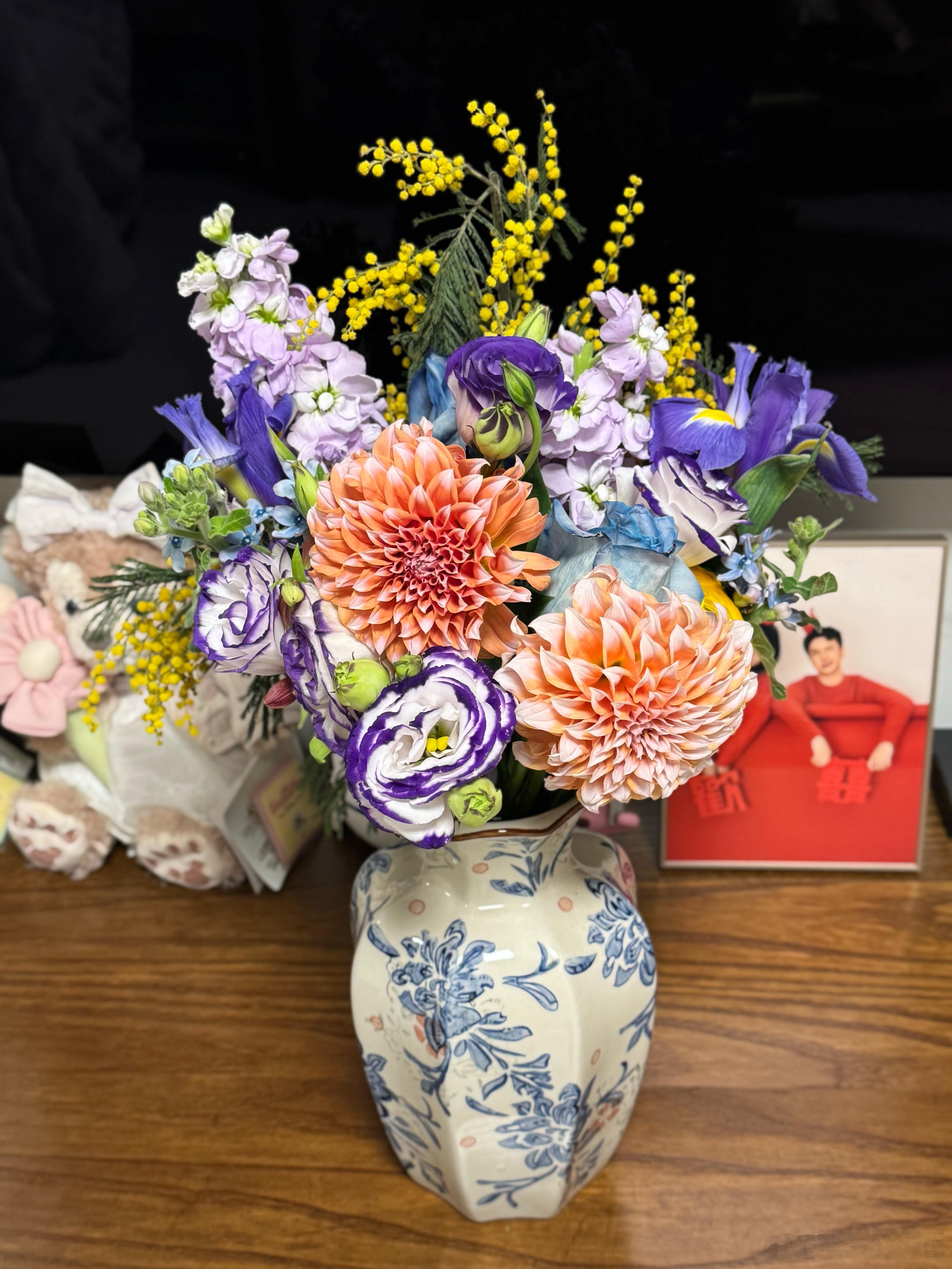 鸿哥每次从公司带回来的花，都比他送我的全大红色玫瑰还带彩灯的要高级好看我鸿的恋爱