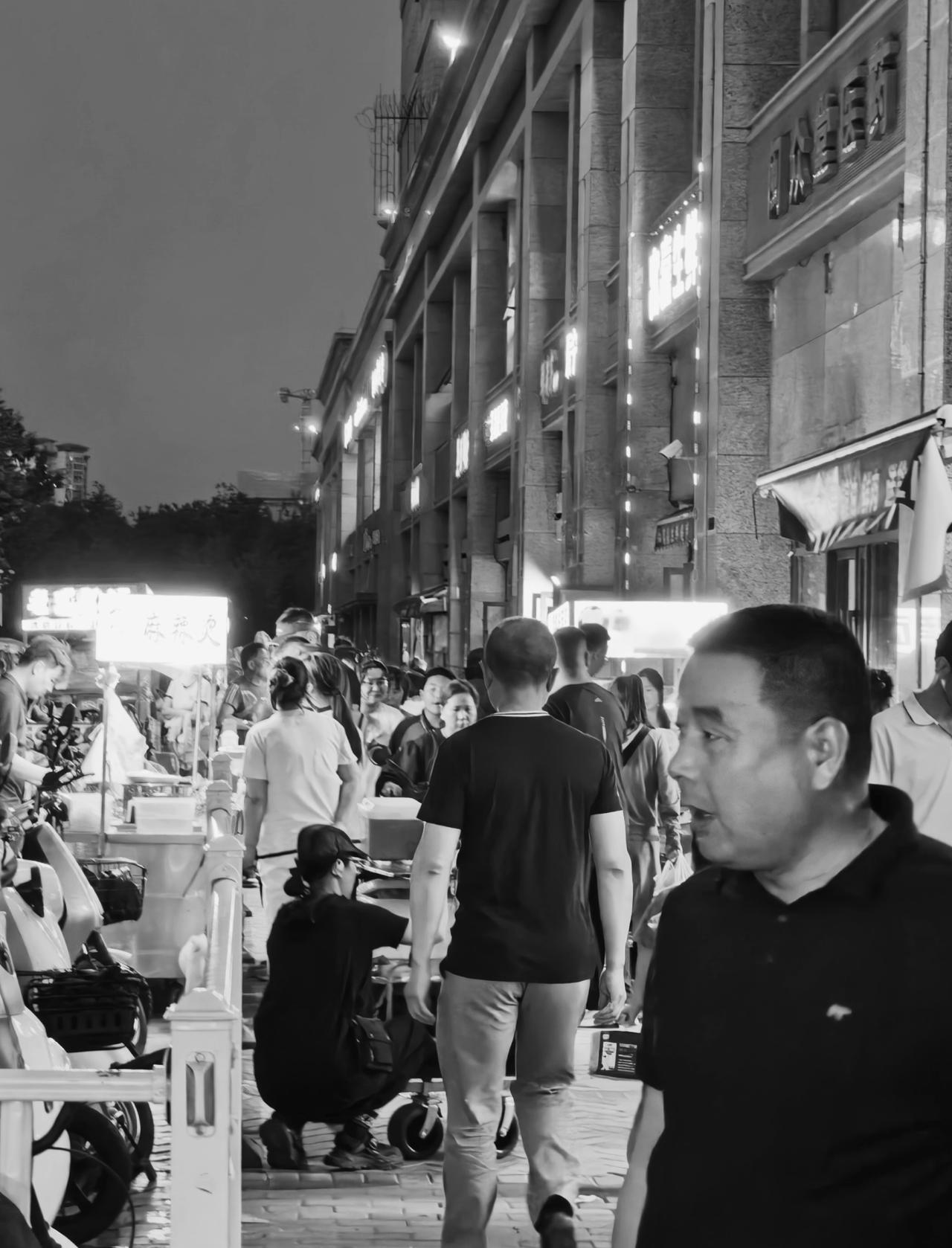 当城市卸下精致的妆容，街角的灯箱已经亮出最暖的暗号——“麻辣烫”“烤冷面”的灯牌