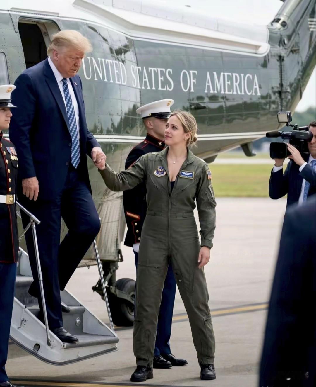 特朗普下个飞机还要人牵着手