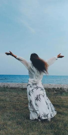 一位心理学家说：

“太过正经的男人或者女人，真的很无趣。

不管是男人或女人，