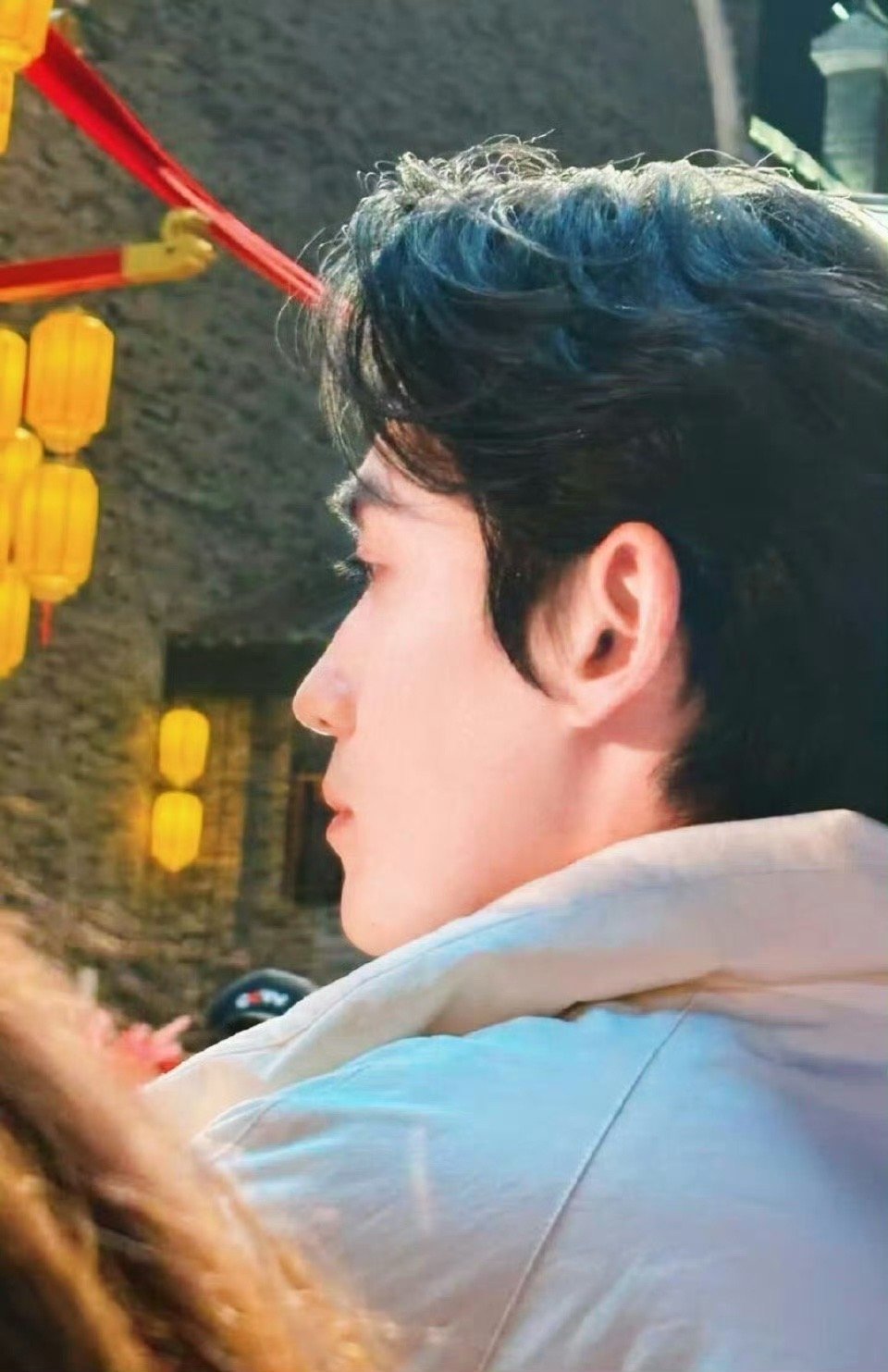 眼睫毛像合欢花刚开的绒毛，又软又翘。 