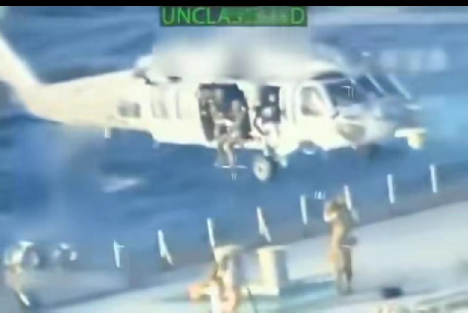 美国刚刚改变了石油战的规则。

当地时间早上6点，美军两架直升机搭载20名特种兵