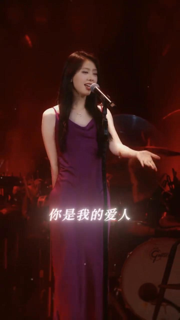 你是我的玫瑰，你是我的爱人，是我的牵挂，你是我的玫瑰，你是我的爱人，是我一生永远