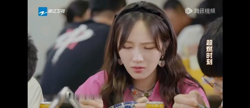 孟佳上美食综艺像老鼠掉进米缸家乡美食大赛被家乡美食大赛馋住了 孟佳看到那一桌地道
