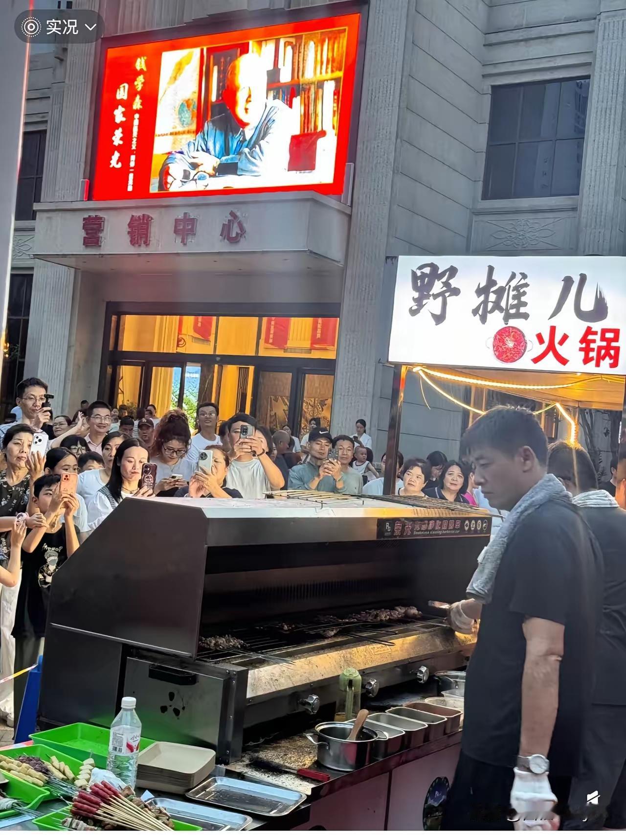 一夜意外走红，很多人的剧本都是签约MCN、直播带货抓紧变现，

这位撞脸张雪峰的