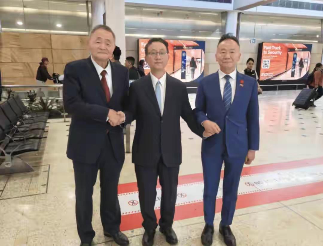 8月24日，刘劲松抵达堪培拉，接替肖千出任第16任中国驻澳大利亚大使。

一次再