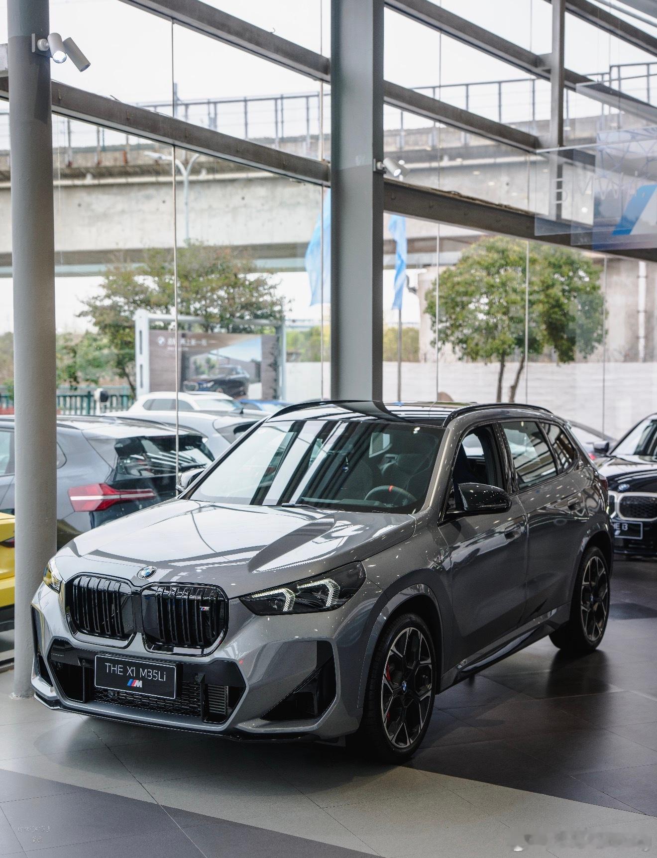 宝马X1 M35i 摩天灰 黑内指导价338000元选装3000座椅加热目前全款